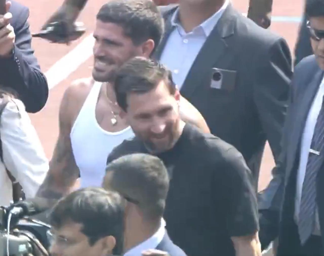 果然很印度。

梅西印度行，只在球场待了10分钟，几乎还没有走完一圈，就被迫离开