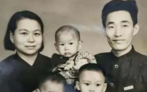 1947年，中统特务陈梦麟酒后失言，拍着同僚张一锋的肩膀炫耀：“礼拜五去大使馆抓