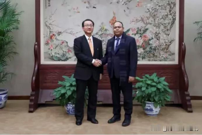 《经济时报》路透社12月12日、13日报道，印拟放宽对华商务签证政策。印政府取消