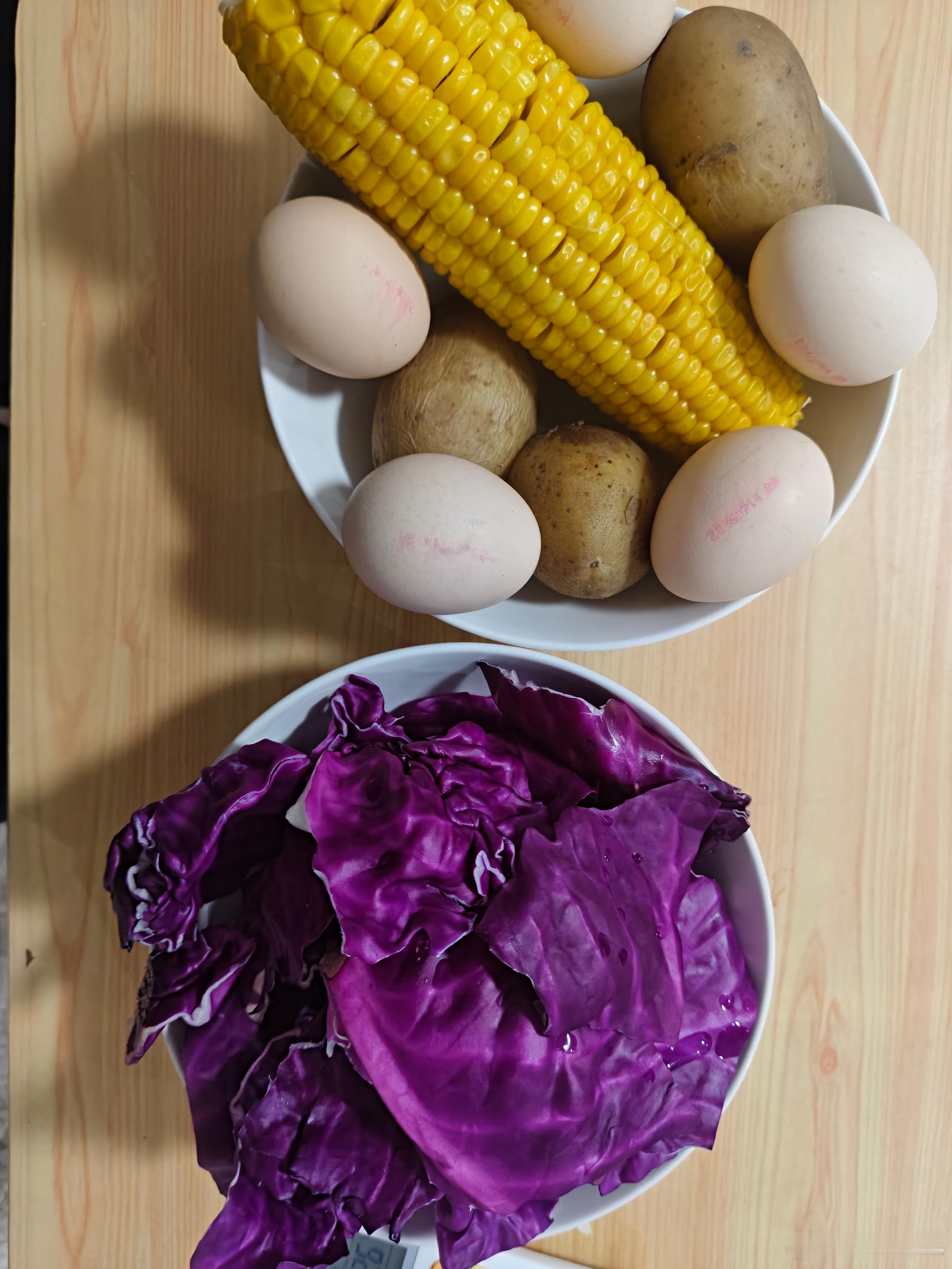 早啊～美股三大指数小幅收跌，都是小波动。昨天A股指数挺弱的，但咱们手上持仓品种涨