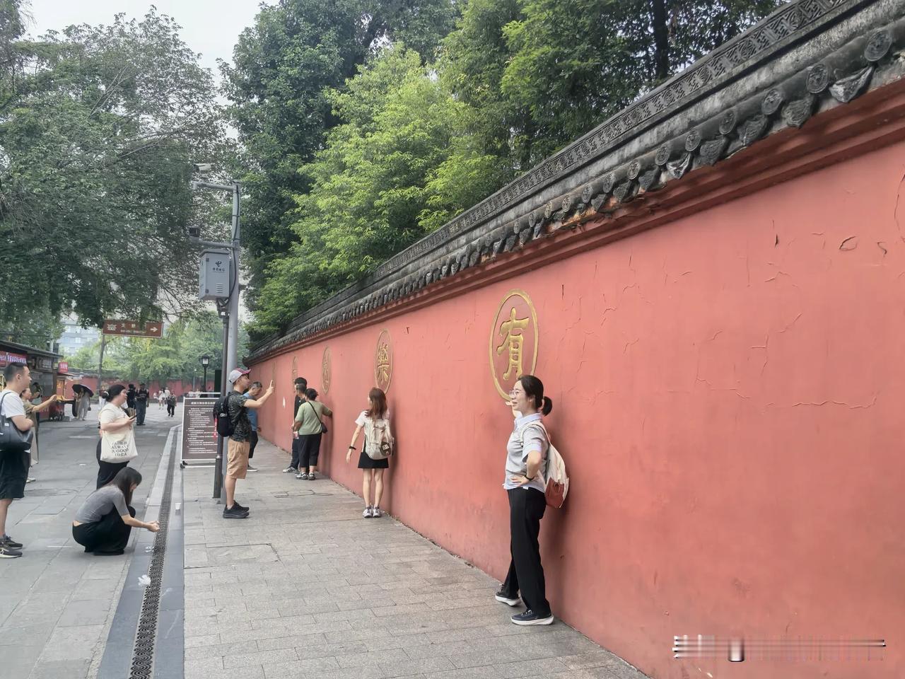 今天去街道办办理社保，回来时正好从文殊坊旁路过，想一想，我上一次进去还是十多年前