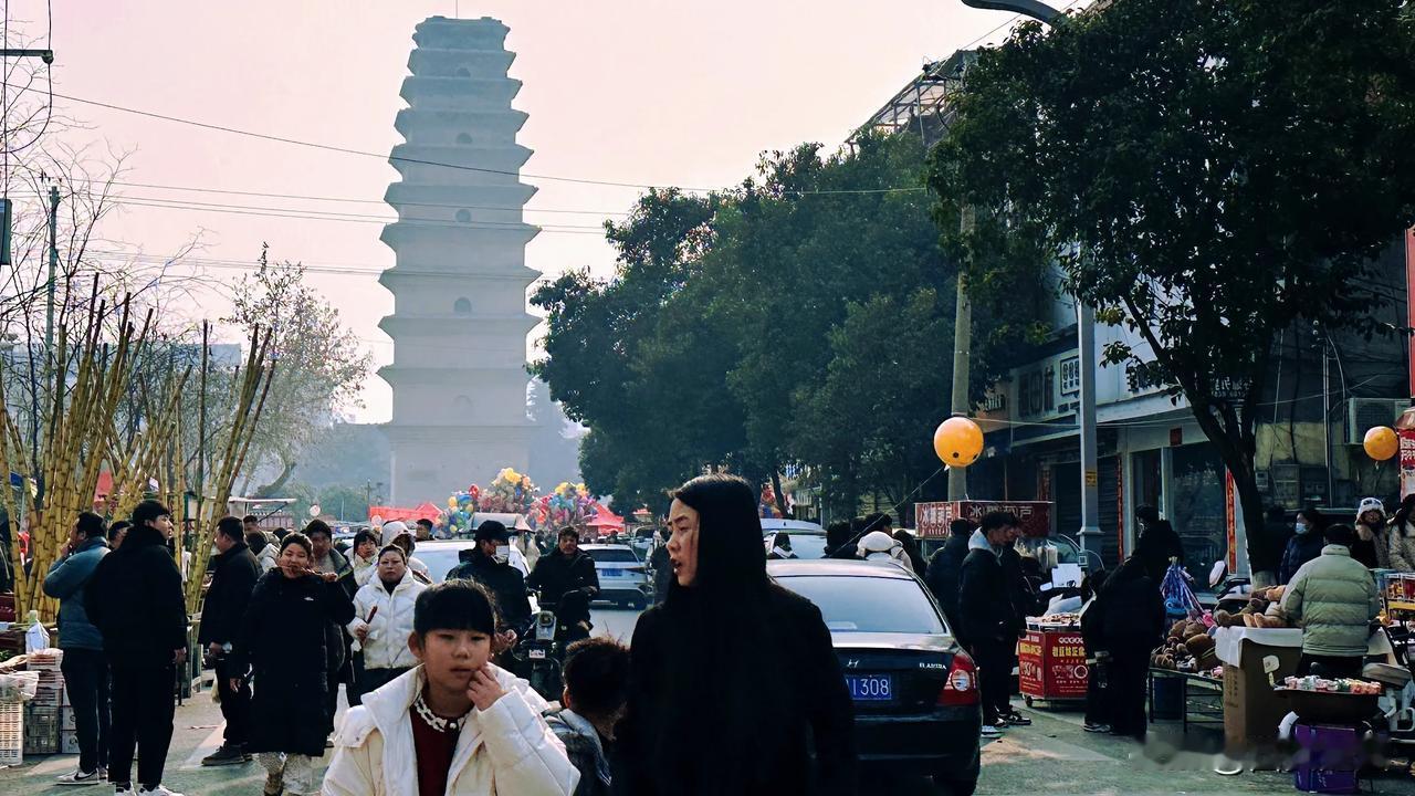西安年味 【大年初二，繁华背后年味渐消，唯有儿时待客记忆滚烫如初】年是什么？这是