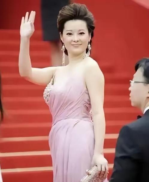 ​她美貌超群，从照片里可以看出来她很有魅力，年轻的时候演技特别好，经典角色哪些是