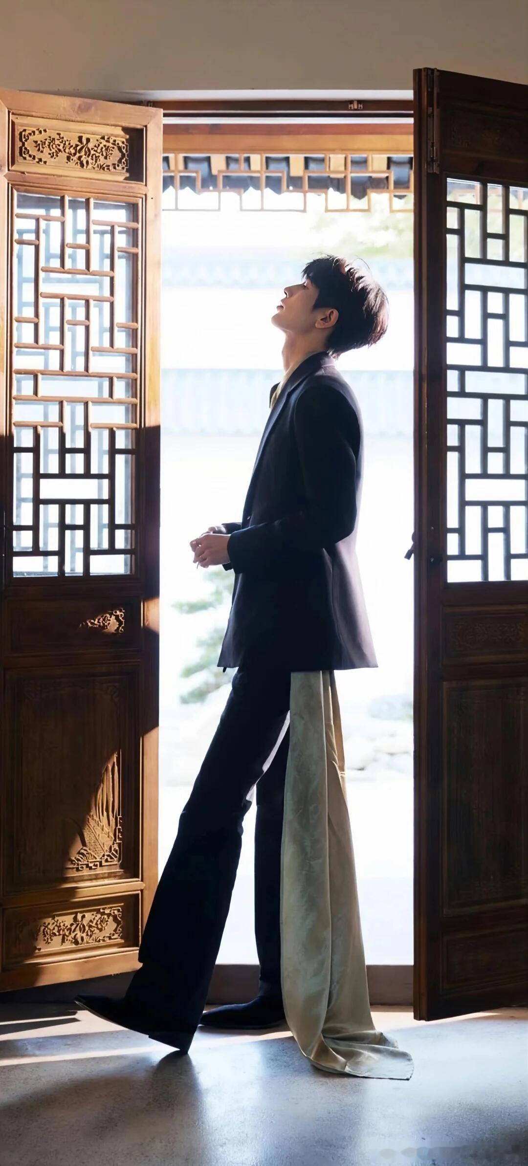 张凌赫张凌赫穿搭不基础身材也不基础有人说他穿搭好看是因为衣服贵，拜托，明明是身材