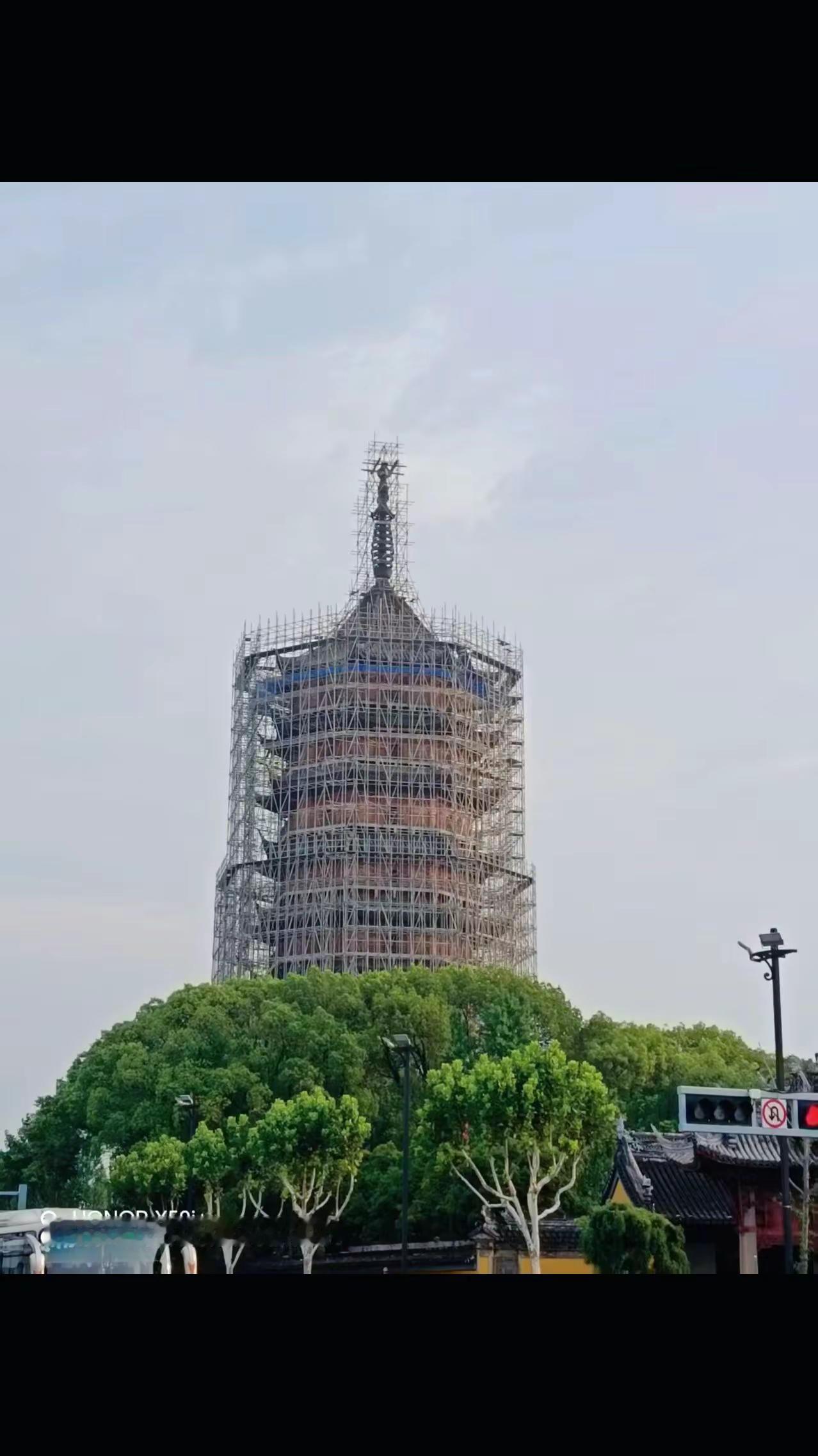 根据旧时风水先生的说法以及苏州当地相关传说，龙头是孔庙（府学）。 苏州人民路形似