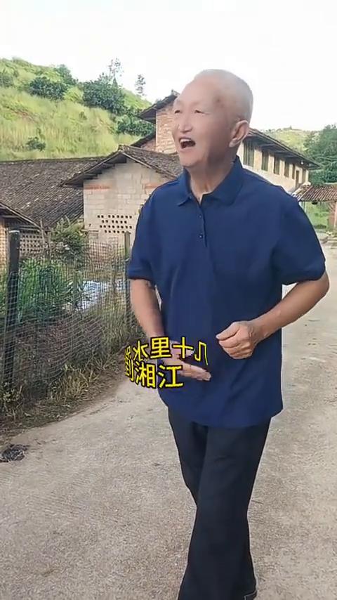 《浏阳河》。
浏阳河弯过了几道弯，过了几道弯，几十里水路到湘江。江边有个什么县？