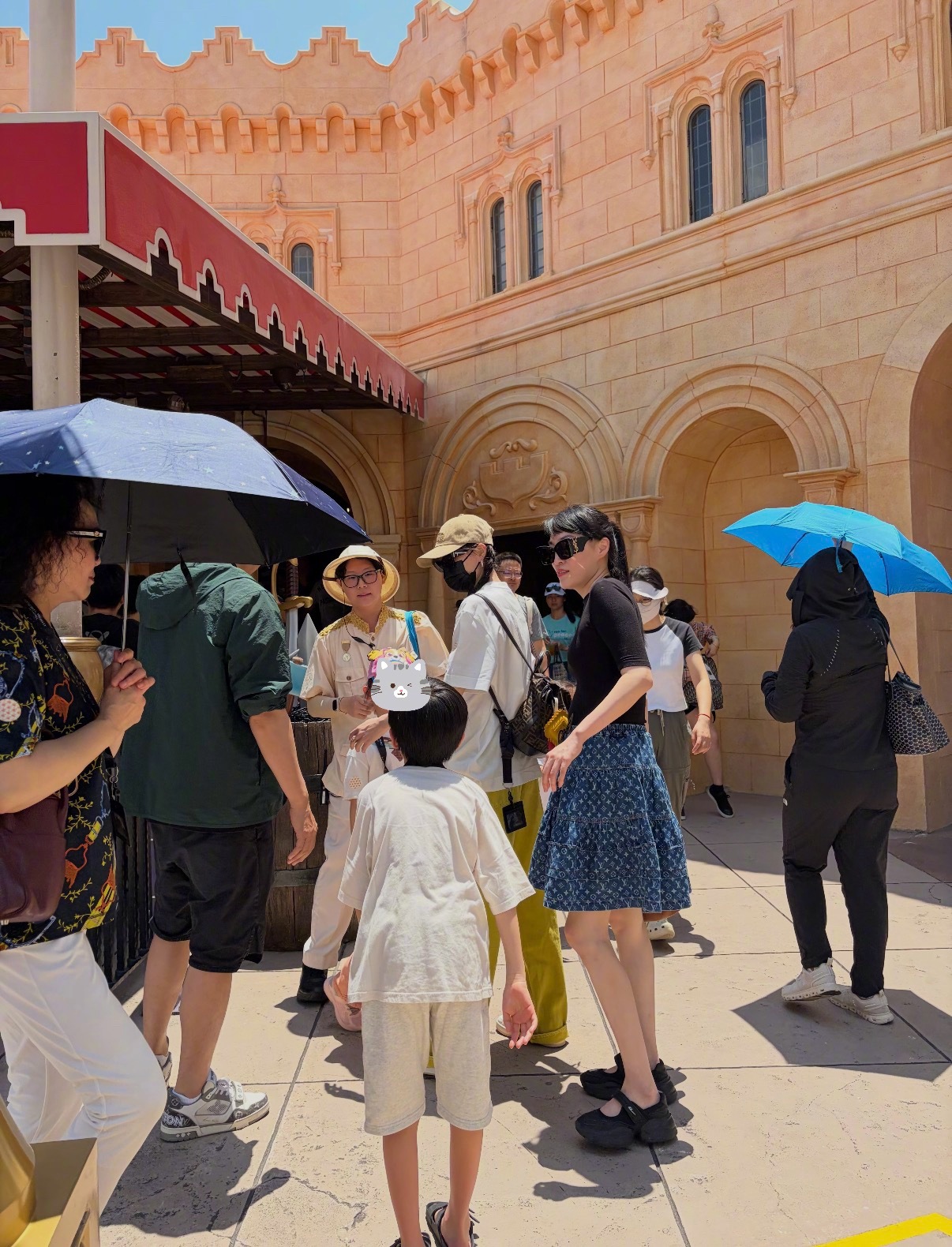 新加坡偶遇唐嫣罗晋一家三口网友在新加坡环球影城偶遇了唐嫣罗晋幸福的一家三口