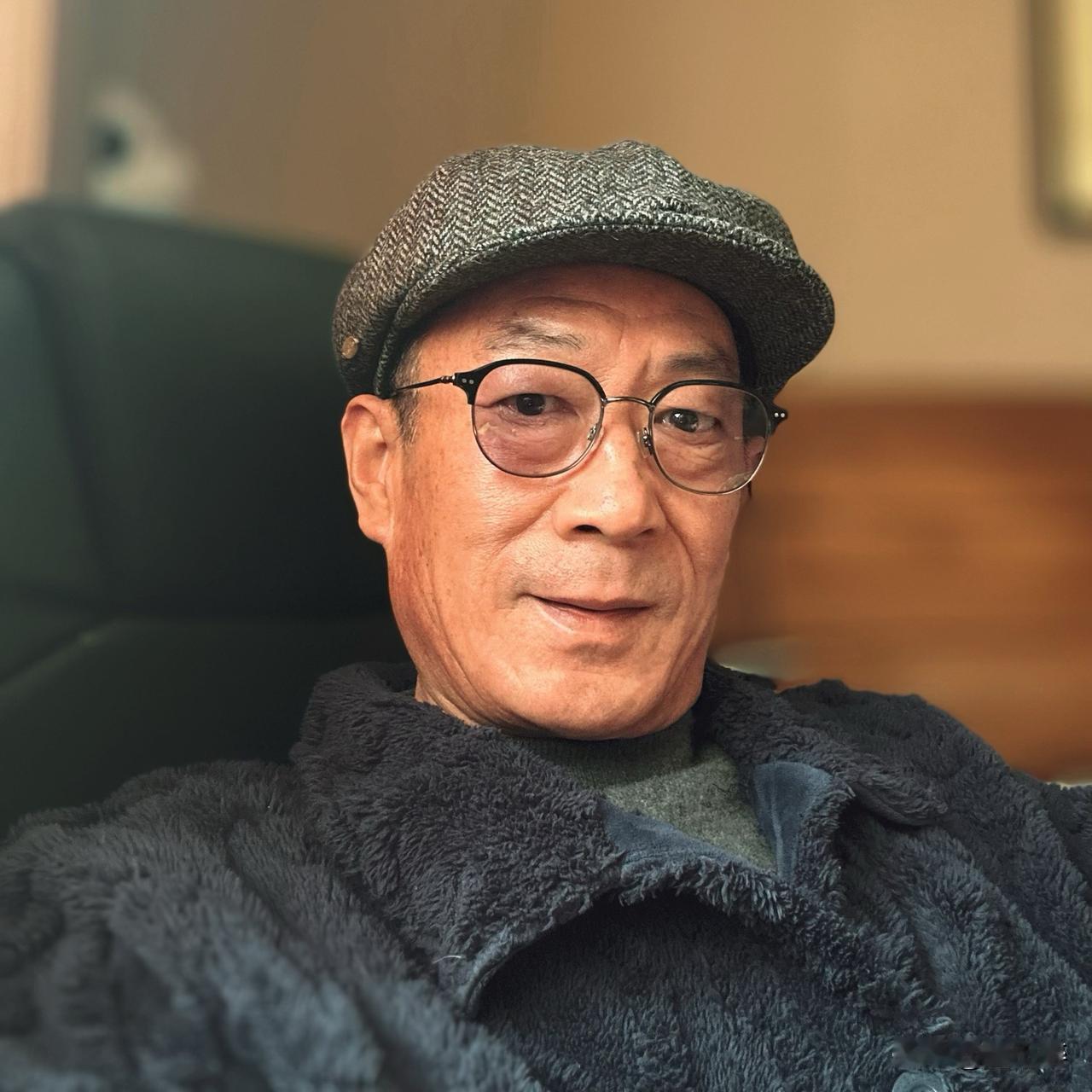 退休两年了，上班时的“官服”我一次都没再穿过。
如今我穿衣极为“随意”，主打“合