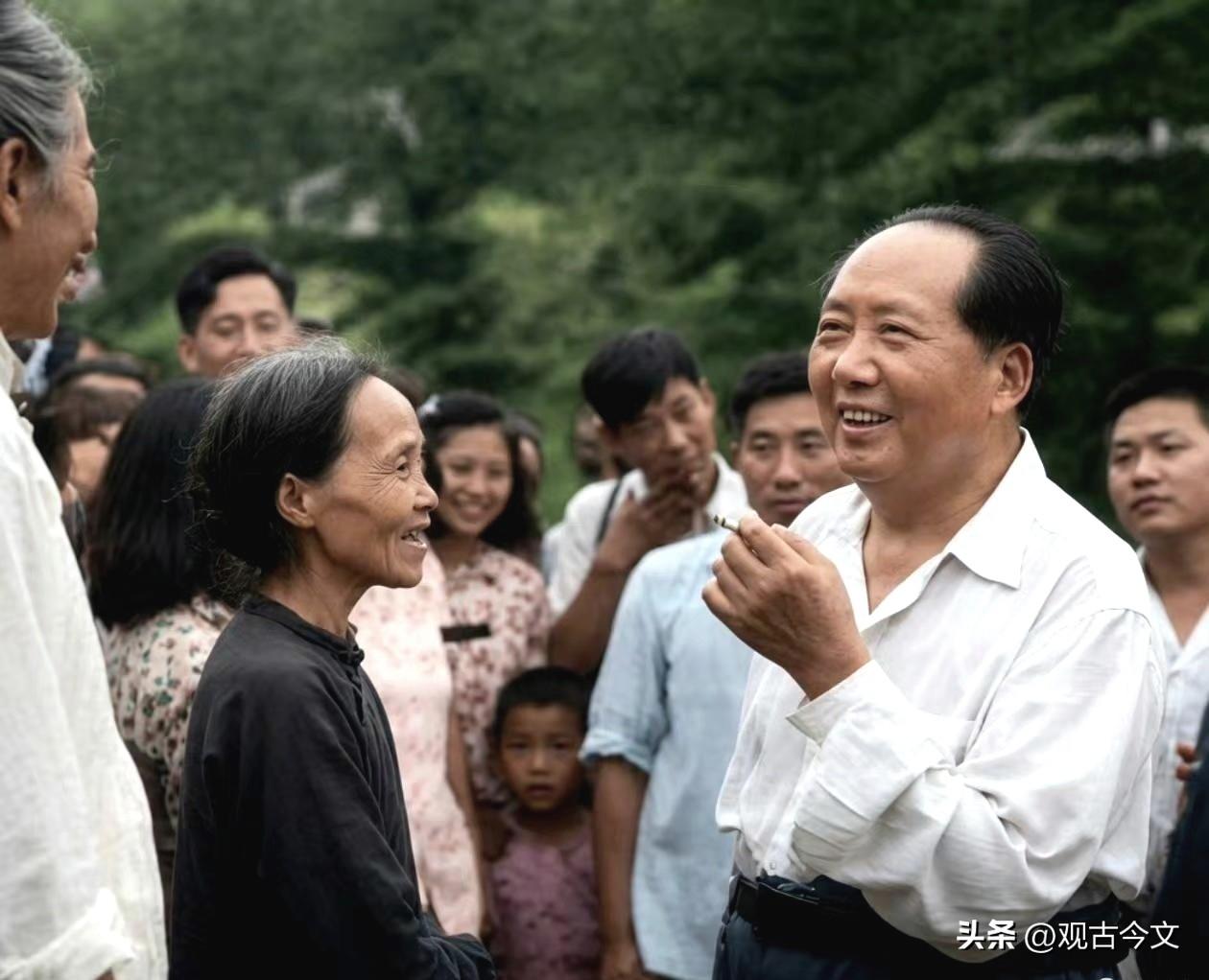 看过很多毛主席的照片，和人民群众在一起时，他永远是最开心的。