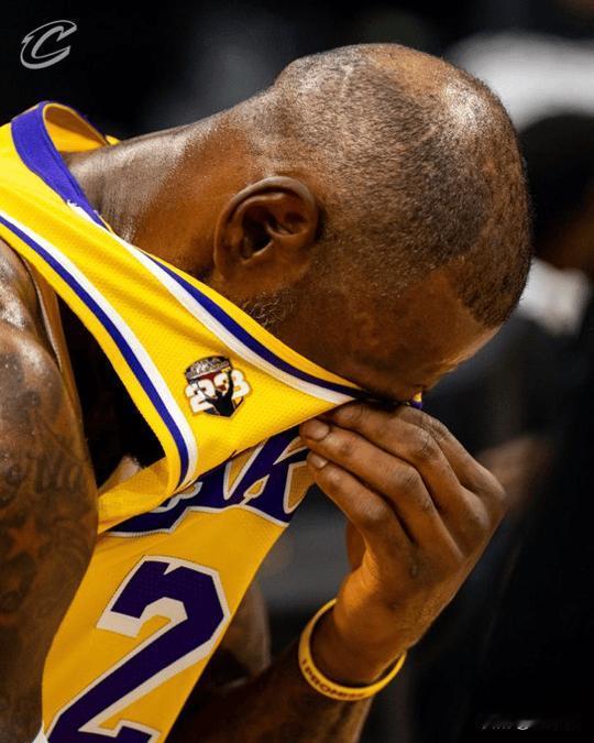 詹皇回家夜11分6失误拉胯 东契奇29分空砍 湖人三节崩盘30分惨败骑士吞五连败