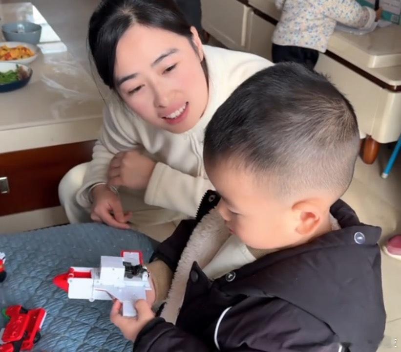 最近寒潮，河南直接冷到人打哆嗦。正好老公发了三千块奖金，全转给我了，让我去跟闺蜜