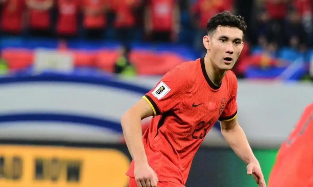 一个身价700万、被骂了19场没进球的哥们，这场先踢飞一个单刀，最后愣是用后背“