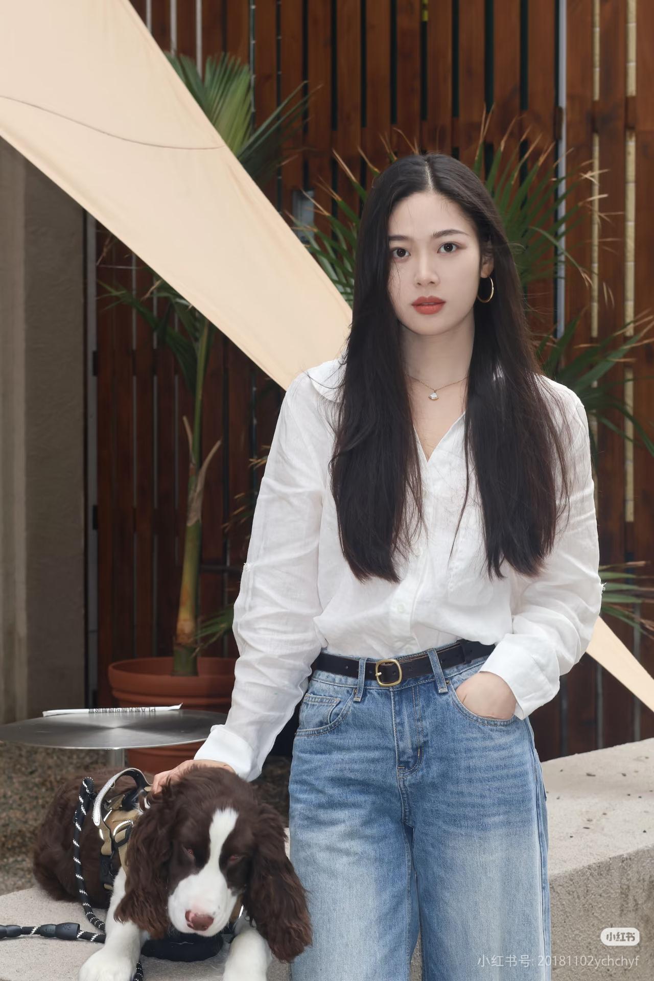 红袖添香处，白衣共影时。