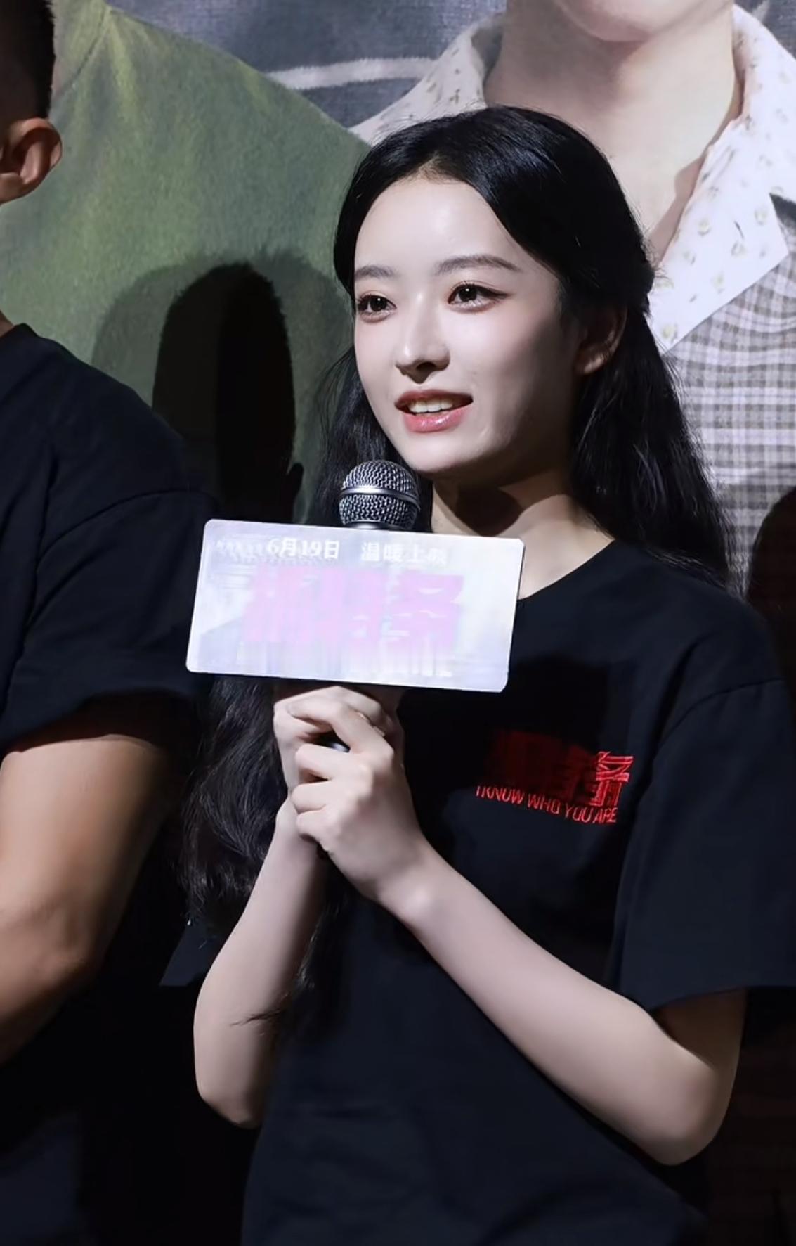 杨舒伊是什么来头啊？

还没毕业就当上冯小刚的女主角了？

好奇扒了一下，这才发