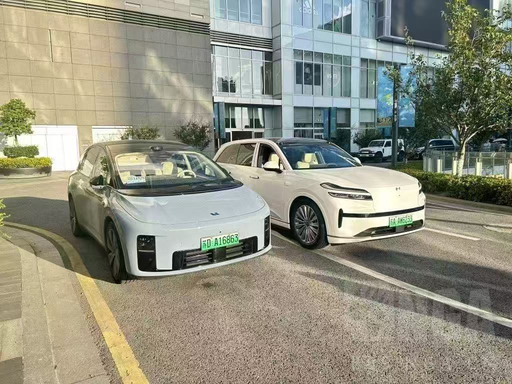 最近我做作品都没敢把这俩放一起，竟然有人把真车放一起了。我也斗胆说一下我的主观看