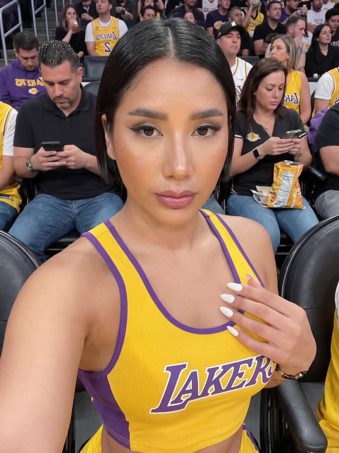 今日湖人场边女球迷！这个身材怎么评？湖人vs快船湖人球迷悬着的心终于死了