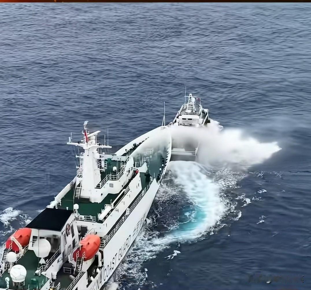 7月24日菲律宾公务船只再次闯入我黄岩岛领海，中国海警船用水炮喷射，逼迫其仓惶离