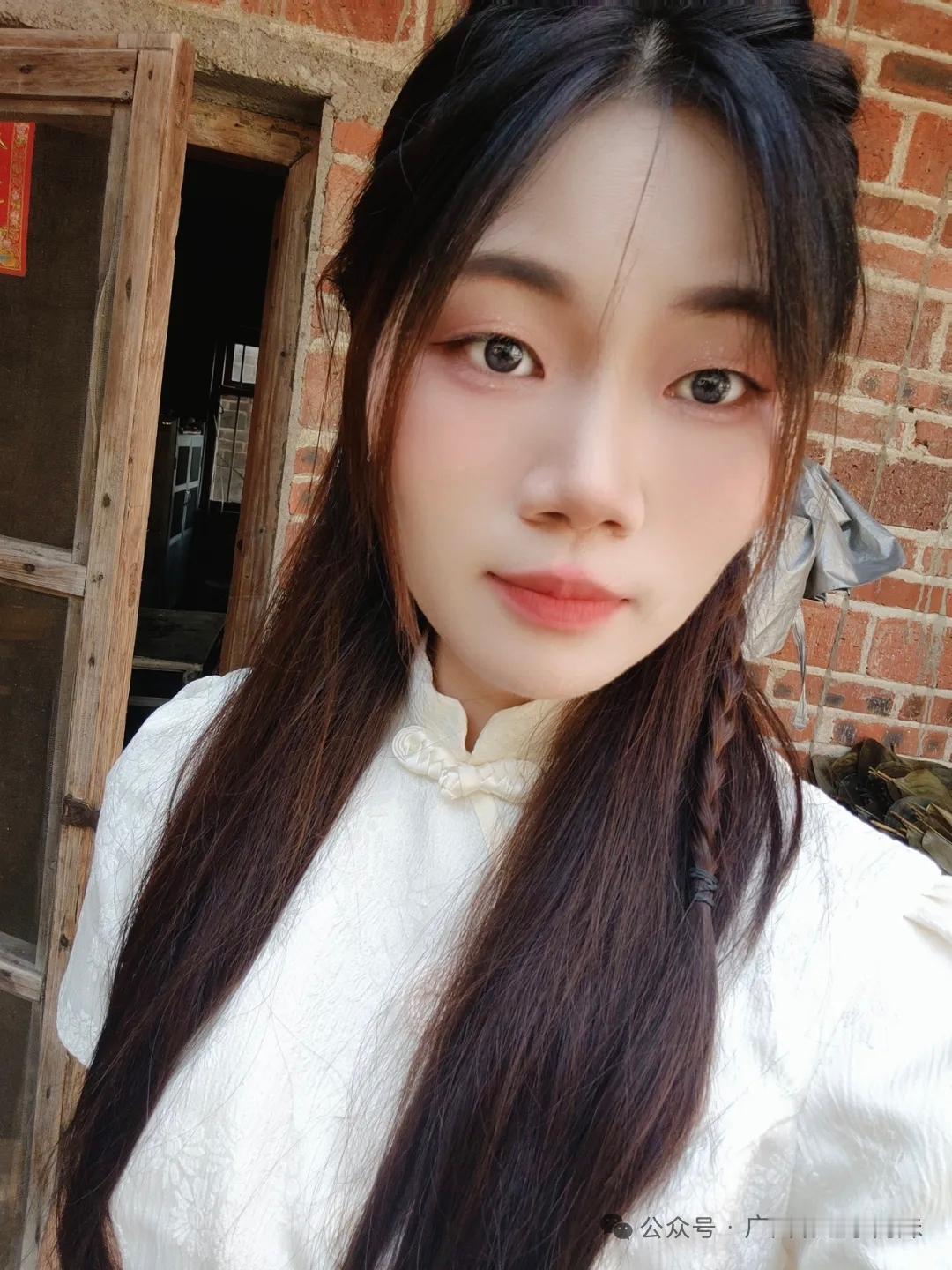 这姑娘扎着麻花辫，穿白衬衫，挺好看的。