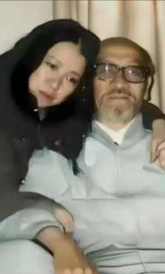 1990年，三毛跑到新疆和76岁的王洛宾同居。然而，王洛宾竟然说：“可以同居，不