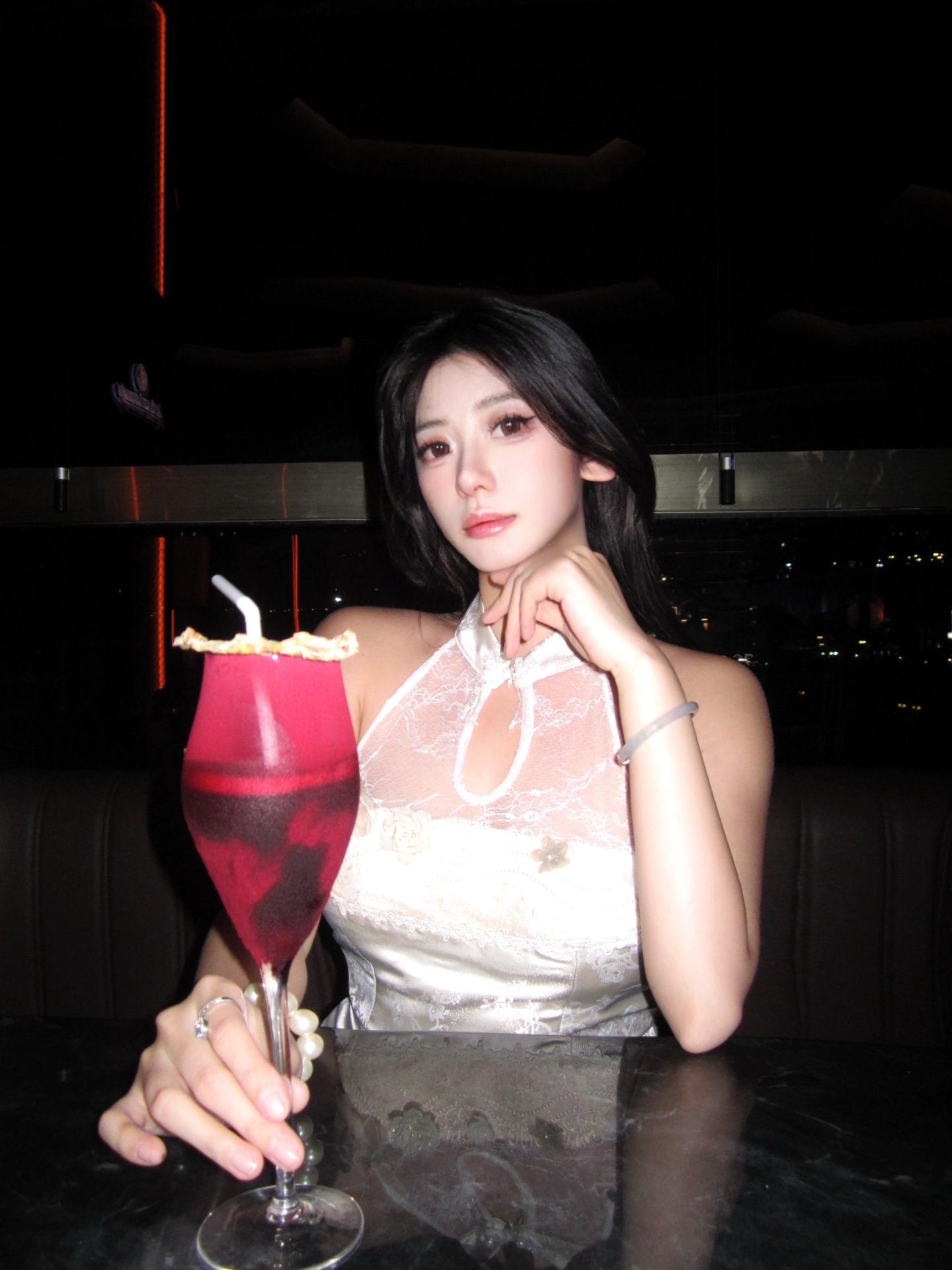 我的酒量是两杯威士忌酸或者你叫我的名字。