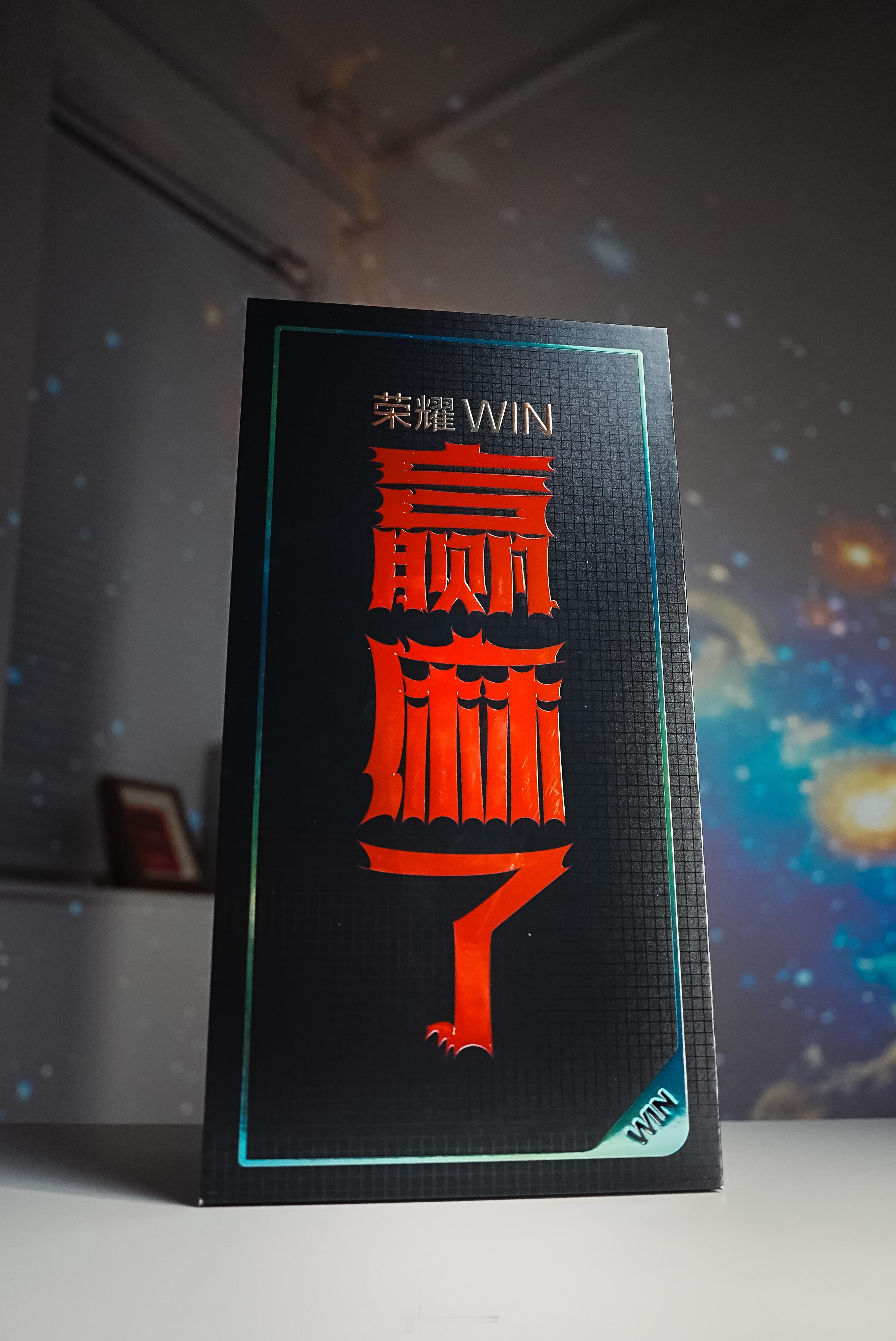 荣耀的这个邀请函好…好好吃这次荣耀WIN发布会邀请函给的礼盒竟然是三罐锅巴，每个