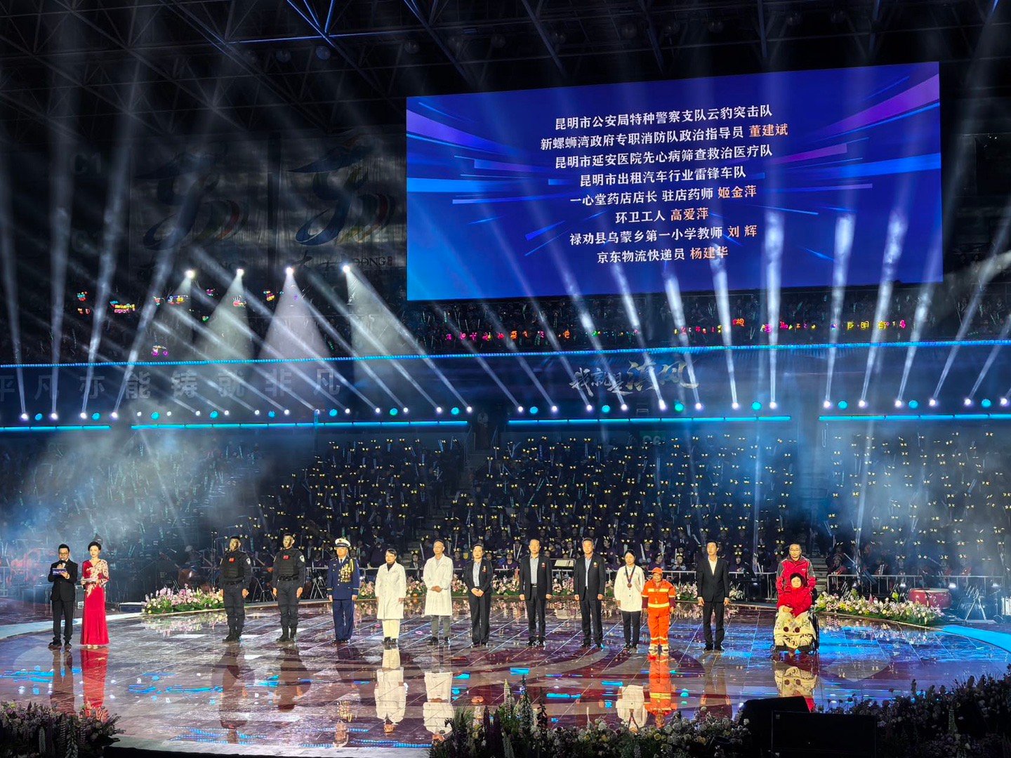 我就是滇风春之暖・温馨之城，快递员、环卫工人等普通劳动者成为主角。他们是城市运转