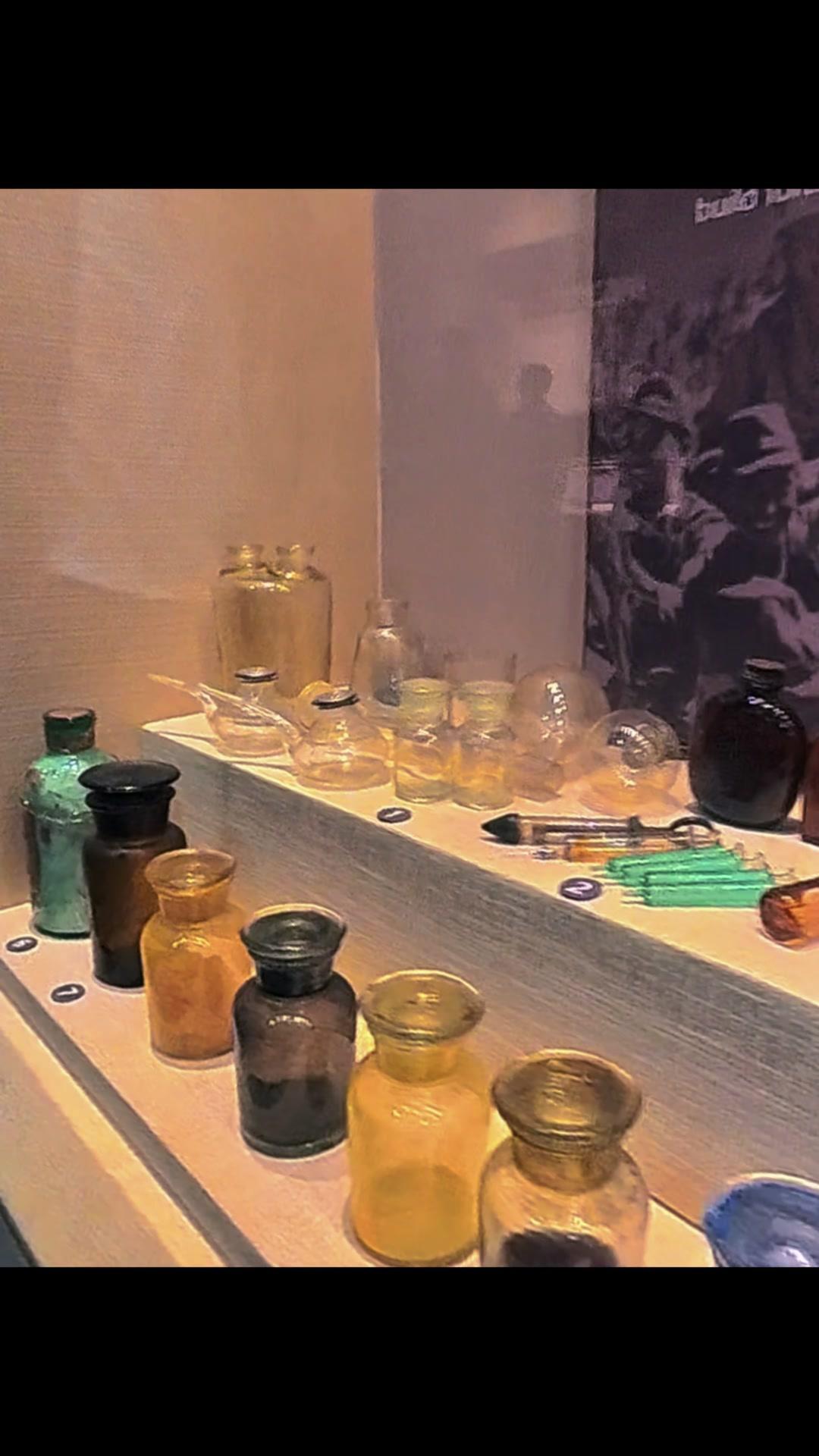 走进滇西抗战纪念馆，第一感觉就是震撼。展馆正厅三面墙上挂着1003顶抗战时期士兵