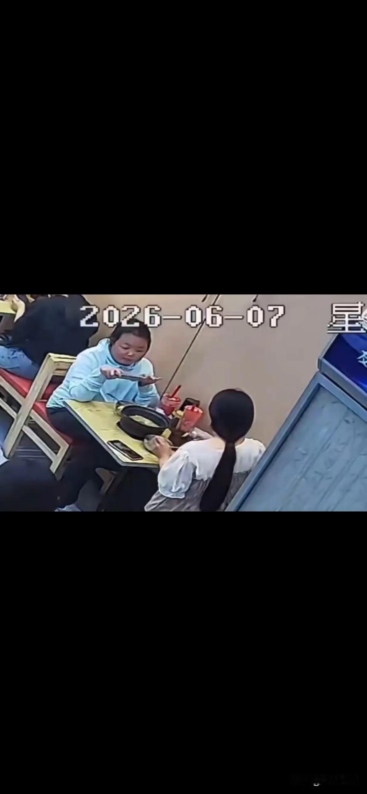 “天眼工程”就是好，让“害虫”无处遁形。
河北承德。
两个小仙女点了一份16元的