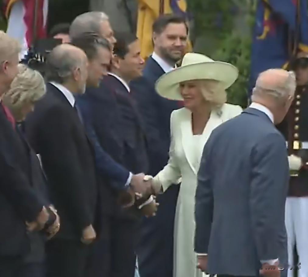 给你面子才叫一声国王！特朗普直接插队英国王后
英国现任国王查尔斯访问美国，这次为