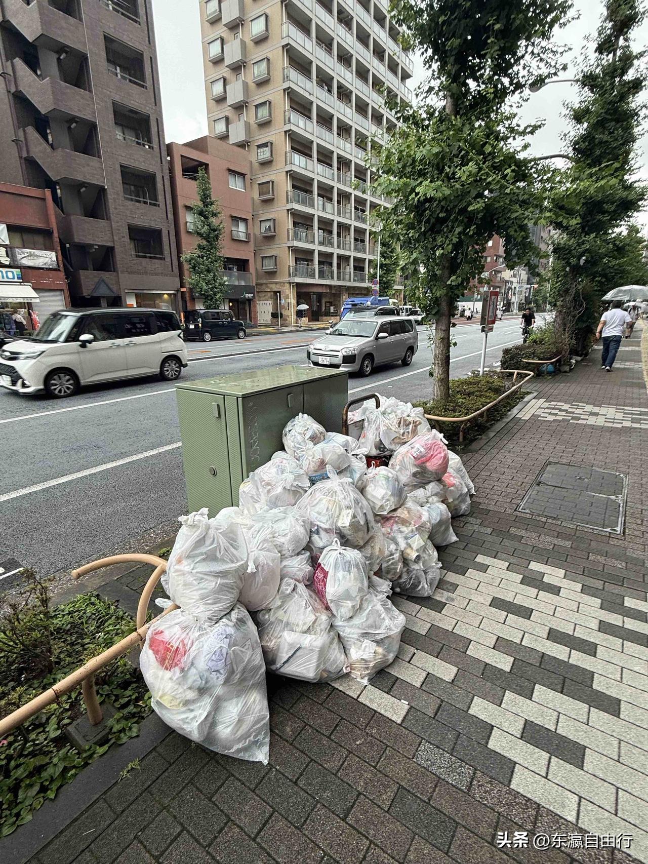 日本早上的大街。随处可见堆放的垃圾。
由于都市里的居民生活垃圾，属于当地政府的事