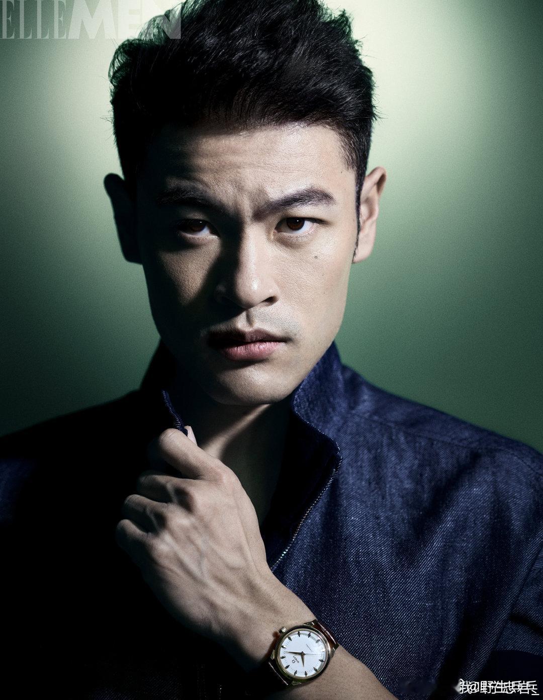 宁忠岩和机器人掰手腕 更新社媒，晒出自己最新的时尚大片“带着纪录与未来对话，过程