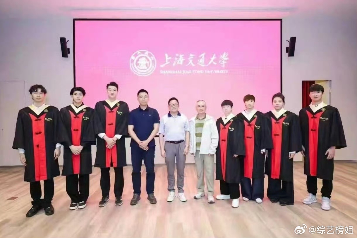 孙颖莎毕业照孙颖莎学士服毕业照孙颖莎毕业照，毕业快乐莎莎！  孙颖莎毕业