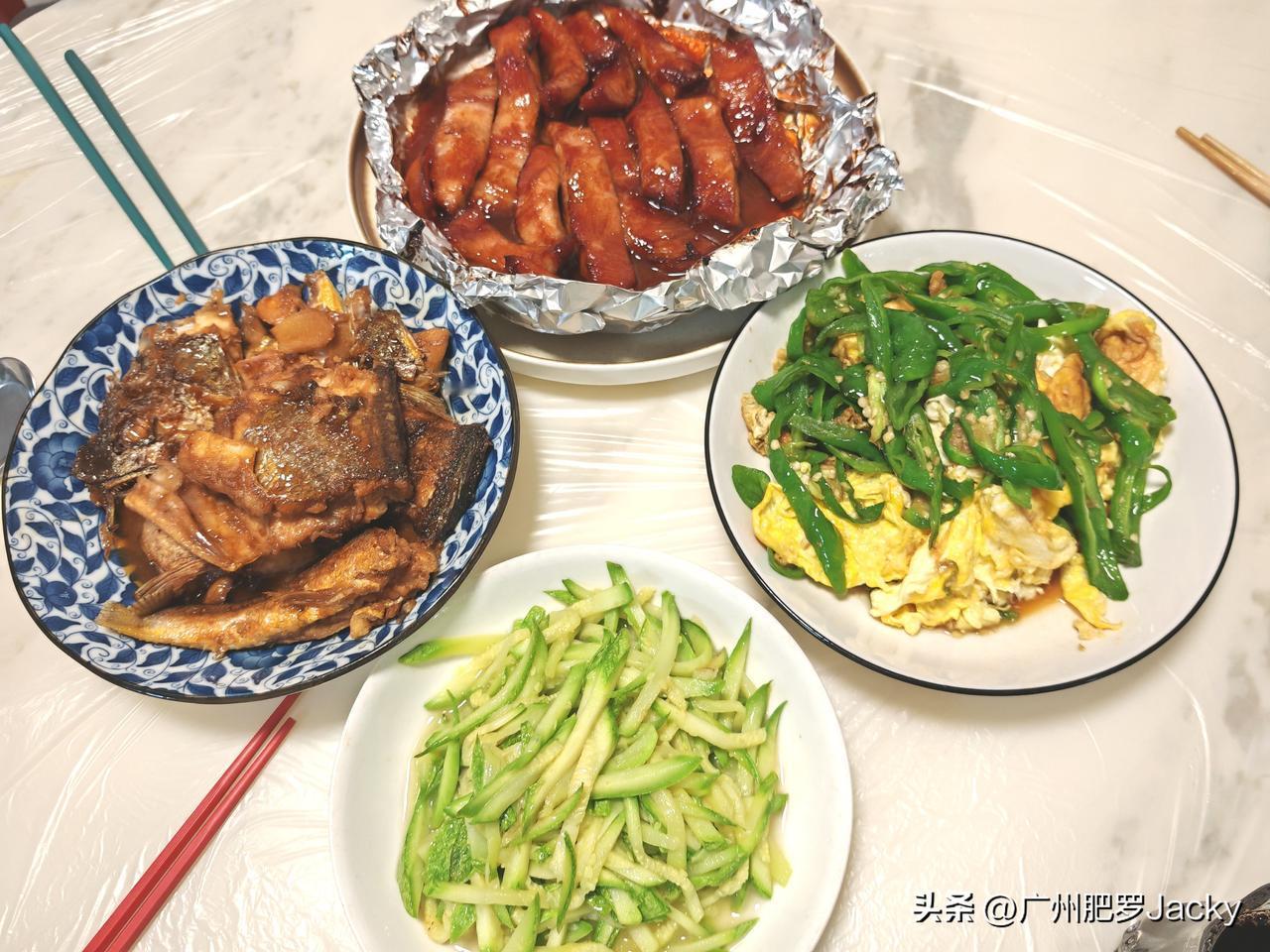 人间烟火，食味心安。LP亲手复刻粤式叉烧，上等猪颈肉搭配秘制酱料，色泽油亮蜜汁浓