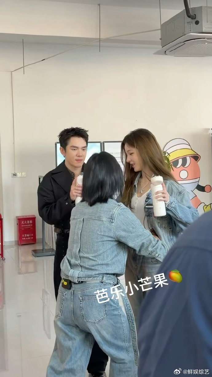 尚雯婕两只手握住张予曦的腰 双手一合就圈住，这腰细得太不真实，妥妥的腰精本精。尚