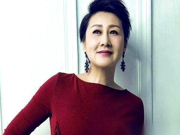 1996年，演员张凯丽家，一件大事提上日程：婆婆要从老家过来一起住。
张凯丽当即