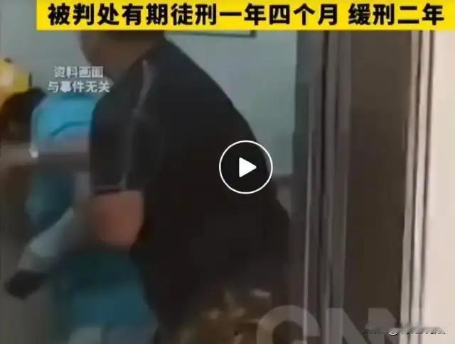 **一拳打在外卖小哥脸上，却扇了整个社会的良知一巴掌。**

广东某小区大堂，寒