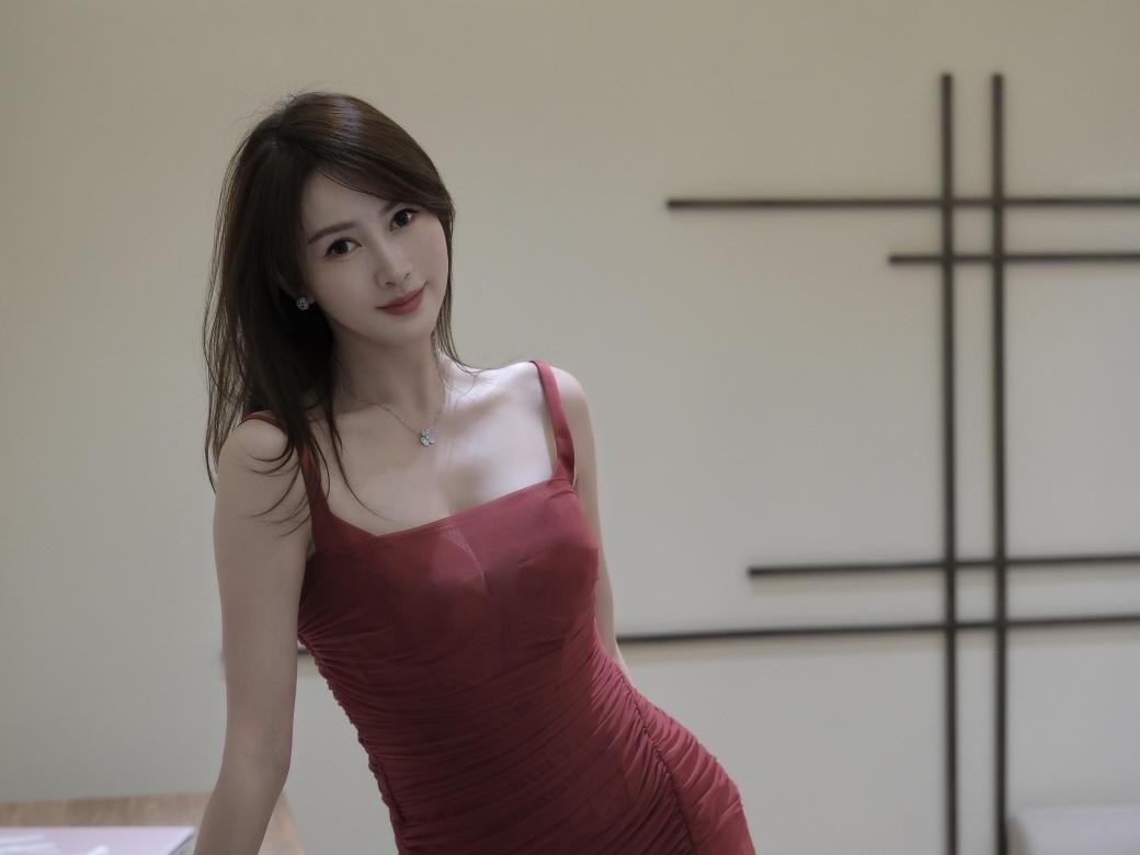 凤箫吟·红裙闲影
 
曳红裙，轻纱凝皱，斜簪细链明珰。
倚檀柜微立，墨鞋轻点，玉