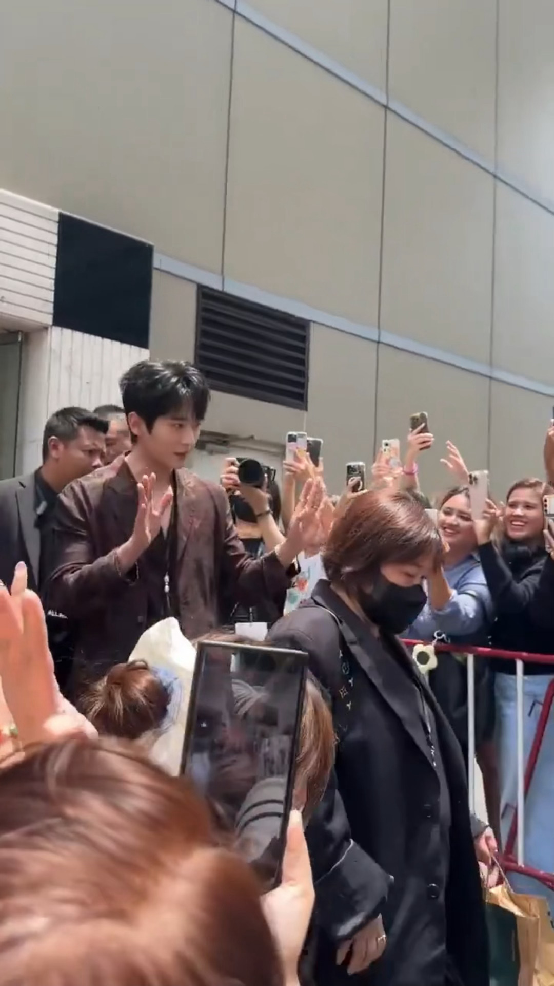 哪个泰国粉丝这么爽和丞磊握手了丞磊和泰国粉丝握手