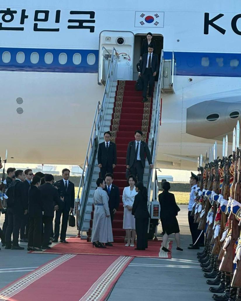 韩国总统李在明抵达乌兰巴托开启对蒙古国国事访问，蒙古国外交部长巴特策策格等官员赴