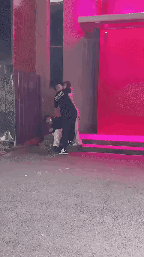 男友醉酒蹲在地上呕吐，女孩照顾的很贴心，忙里偷闲，啥都没耽误，搂柴草打兔子，还把