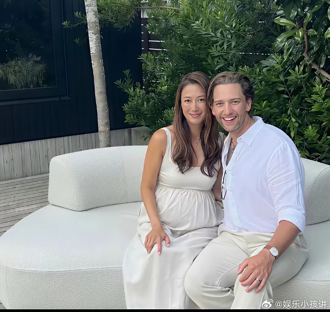 第一次看到谢婷婷老公的正面照，没想到她老公这么帅！她是她们家唯一一个没有离婚的人