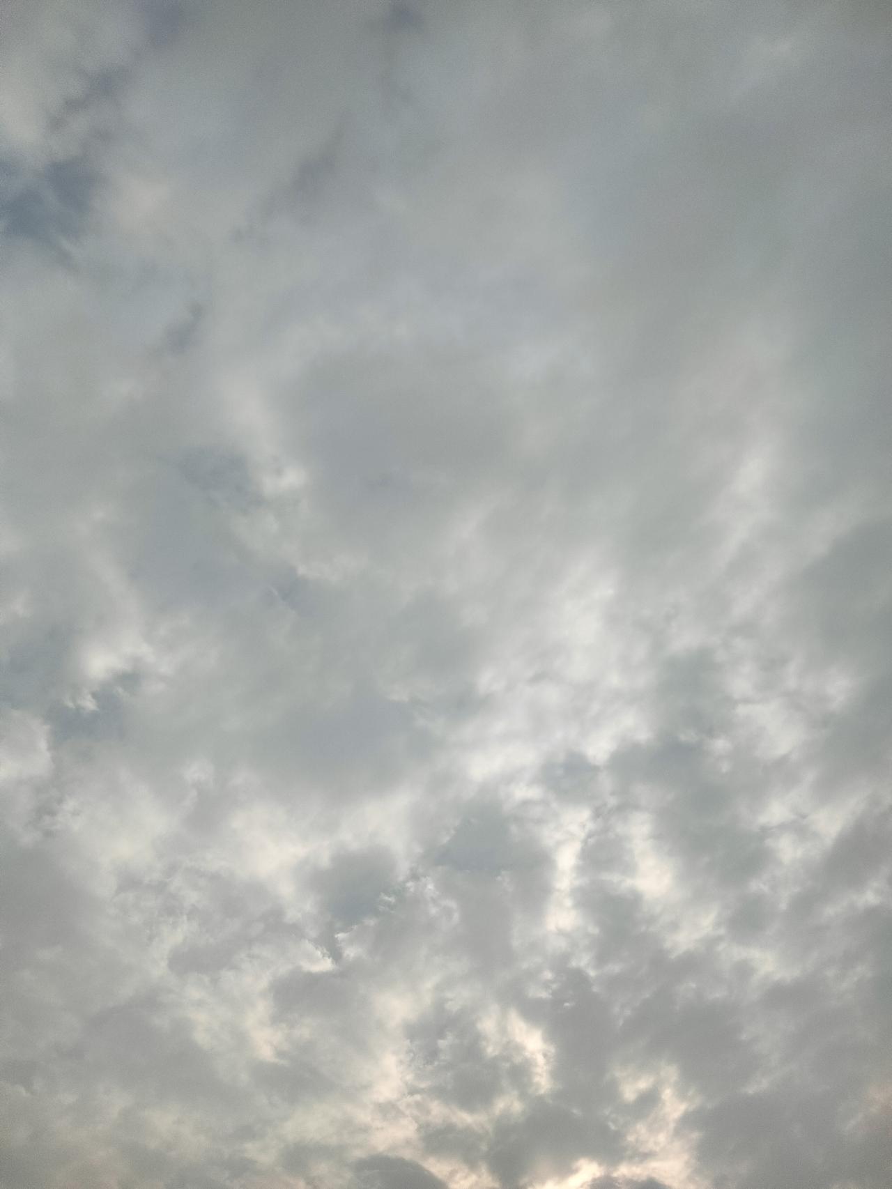 随手拍一张天空照抬头望见云隙间漏下的微光，像是生活偷偷递来的一封温柔情书。不必焦