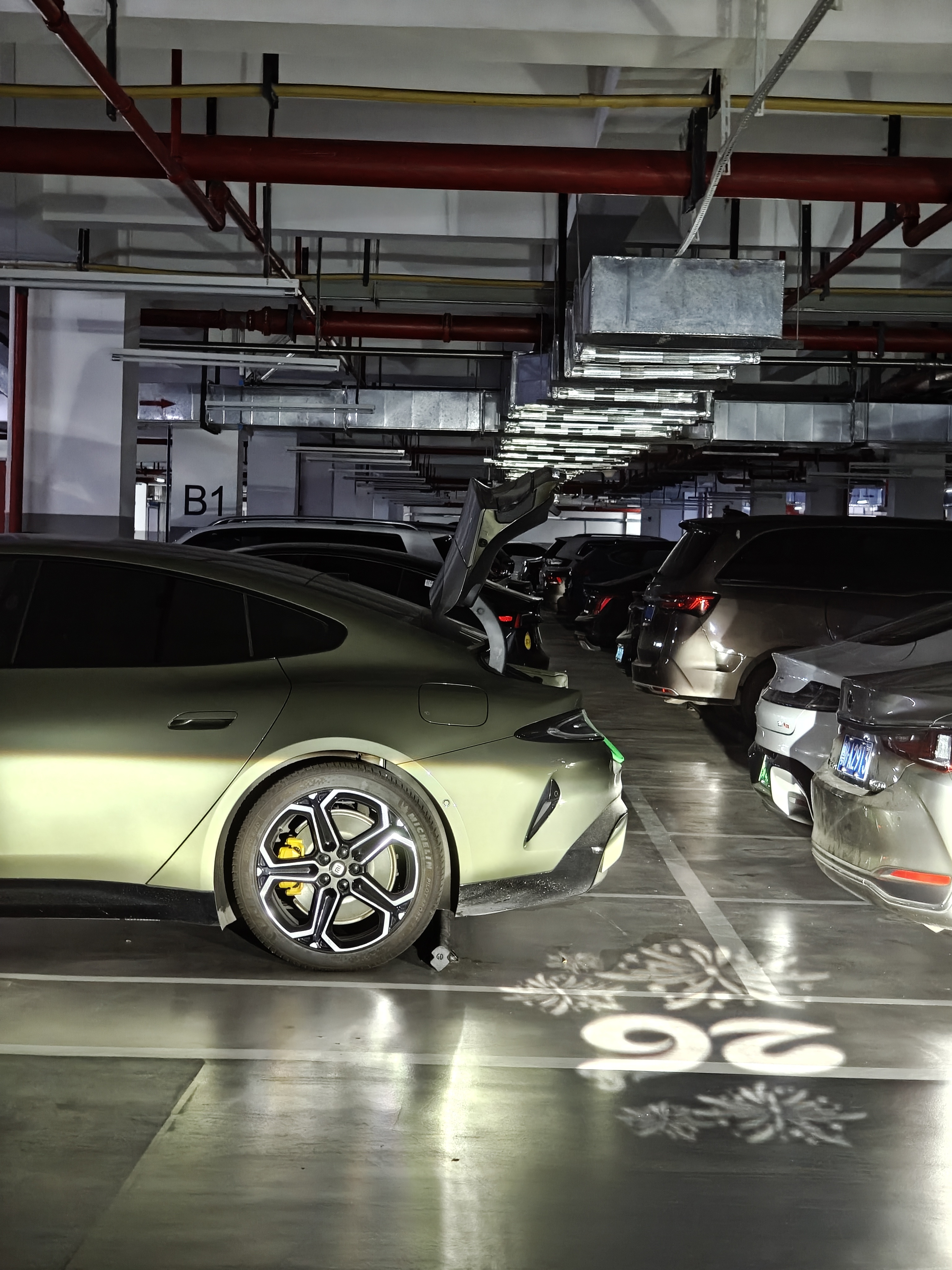 这位小米车主，你的后备箱没关，我在这儿看很久了，但是我现在要回家了