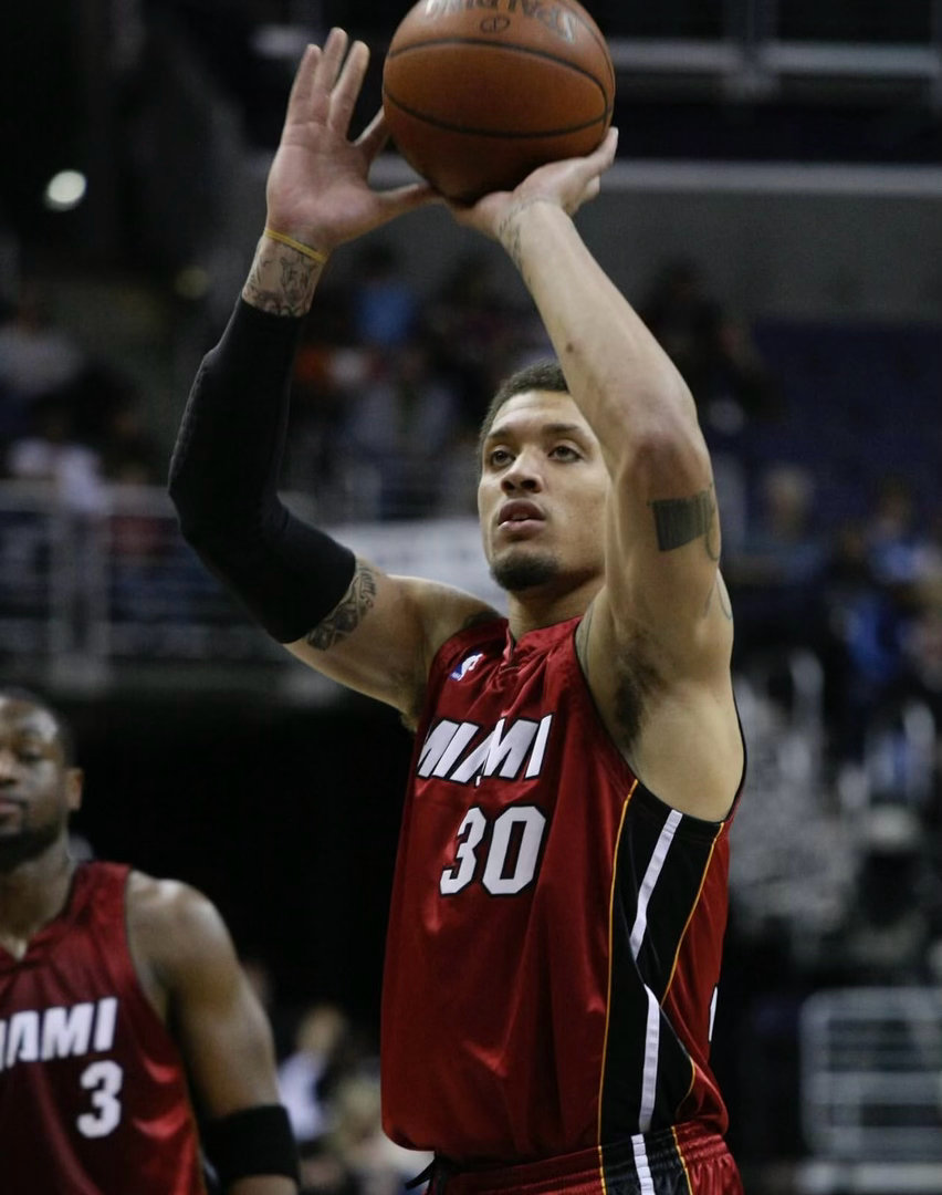 篮天下 2008年NBA选秀，迈克尔·比斯利首轮第二顺位被迈阿密热火队选中，同时