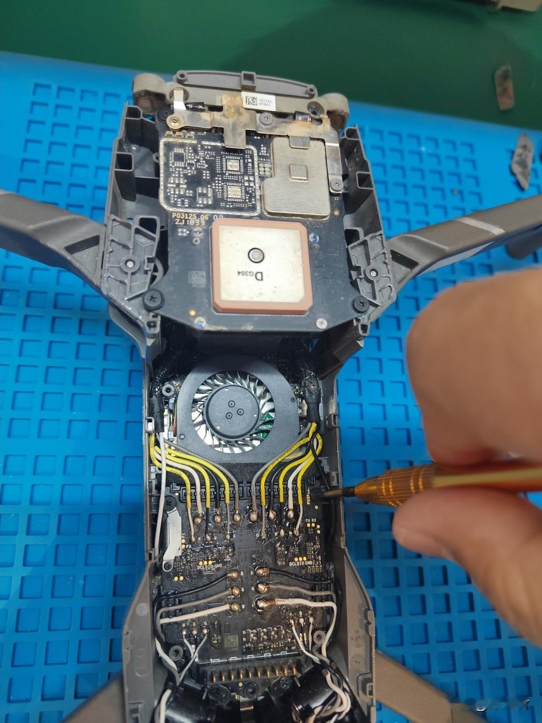 好几千块的大疆拆开就是这样吗？和苹果、华为那种高度集成化的模块相比，差距也太大了