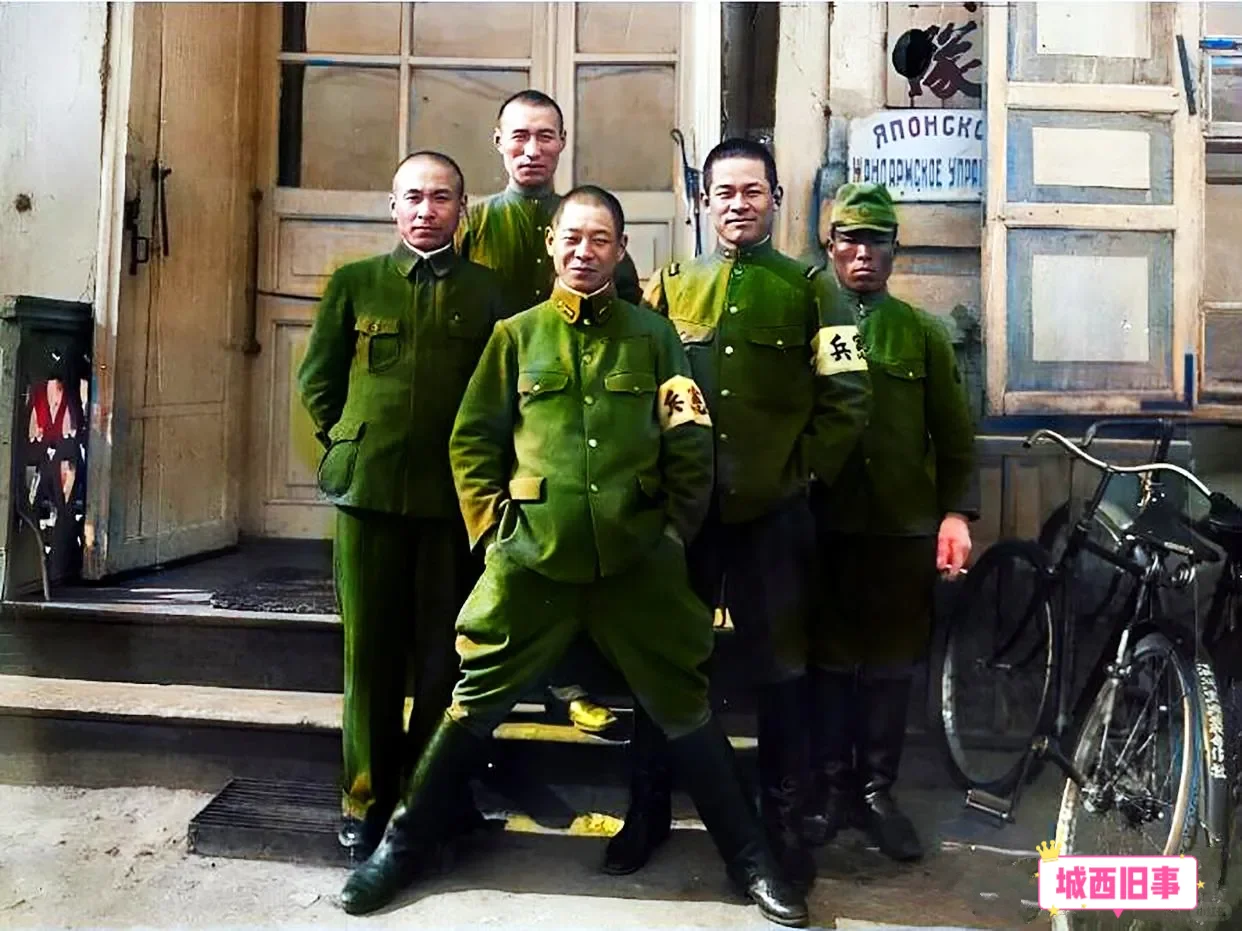 1938年，东北地区，日军宪兵队门口，几名日本宪兵的合影照片，其中最前...