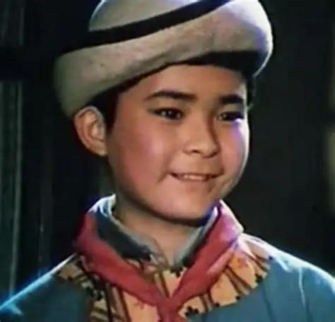 《闪闪的红星》演员，时隔多年今昔对比。儿时的祝新运眼神里满是灵气与坚毅，把潘冬子