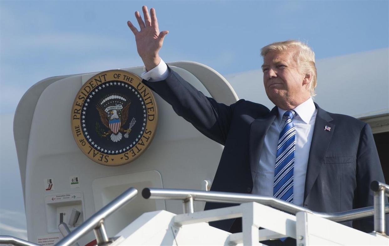 从步履看当年！目睹特朗普走下空军一号舷梯的蹒跚步伐，再次让人感叹：与第一次访问中