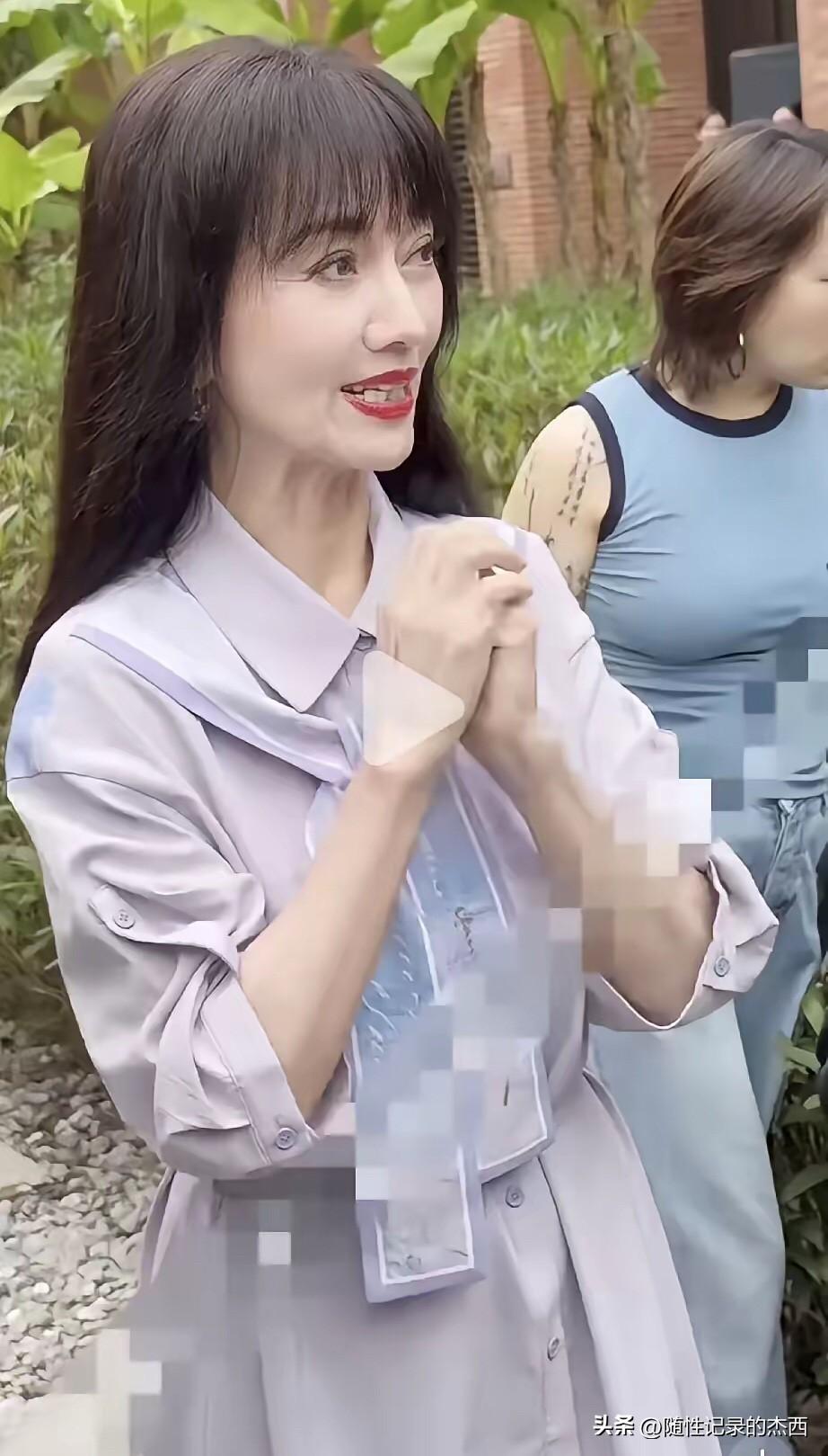 果然法拉利老了之后还是法拉利级别的，你看照片中的美女有70多岁了，脖子颈纹明显，