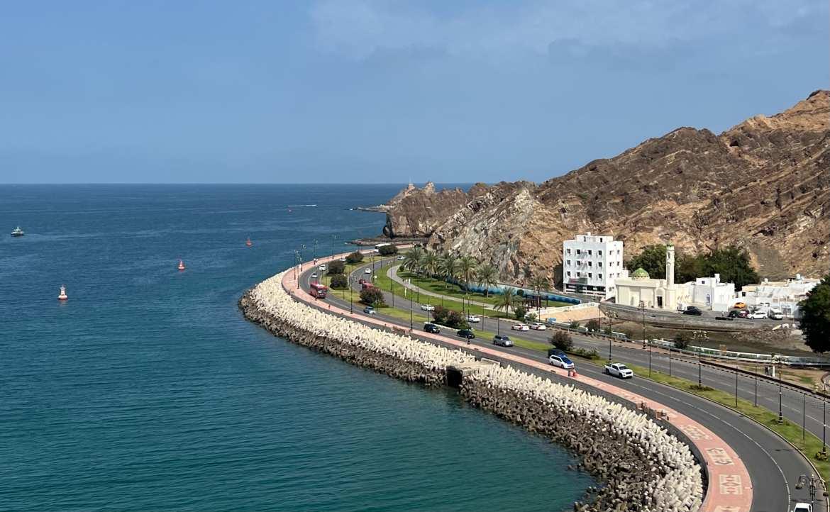 据英国海上贸易行动处报道，一艘油轮周五在阿曼海岸外6海里处，突然被不明投射物击中